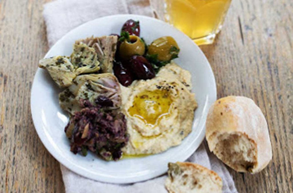 Hummus e carciofi nel menu di Tibits ristorante a Lucerna