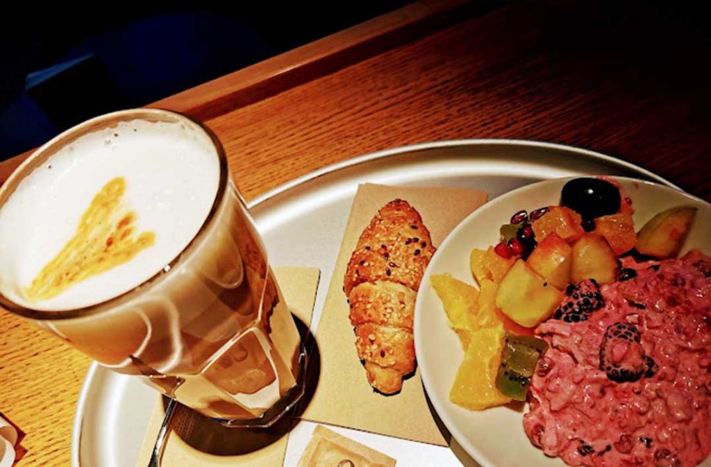 Piatto misto vegano servito da Tibits ristorante a Lucerna