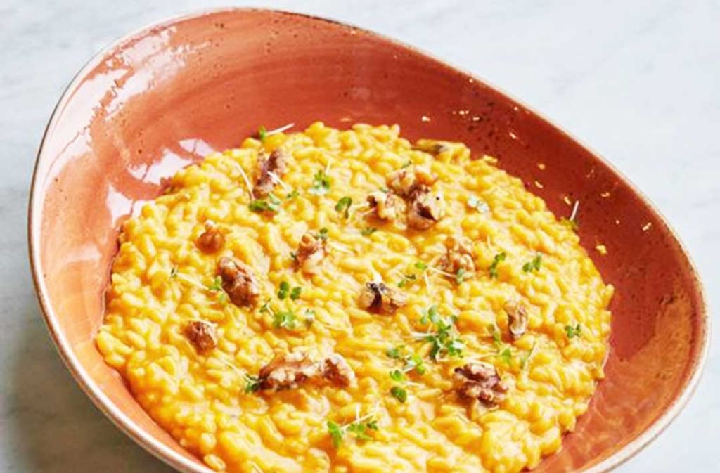 Risotto zucca e noci preparato da Soulgreen ristorante a Milano