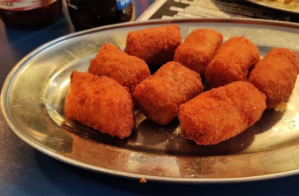 Crocchette vegane servite da B13 bar bistrot a Madrid