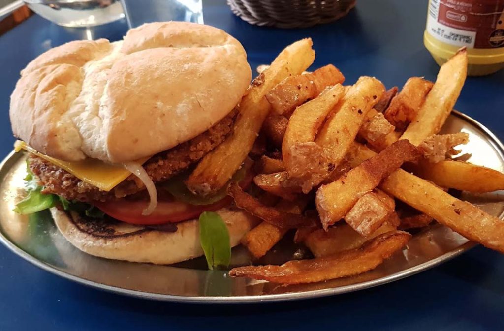 Hamburger con patatine servite da B13 bar bistrot a Madrid