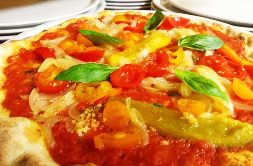 Pizza orto vegan servita da Paradiso pizzeria a Trequanda