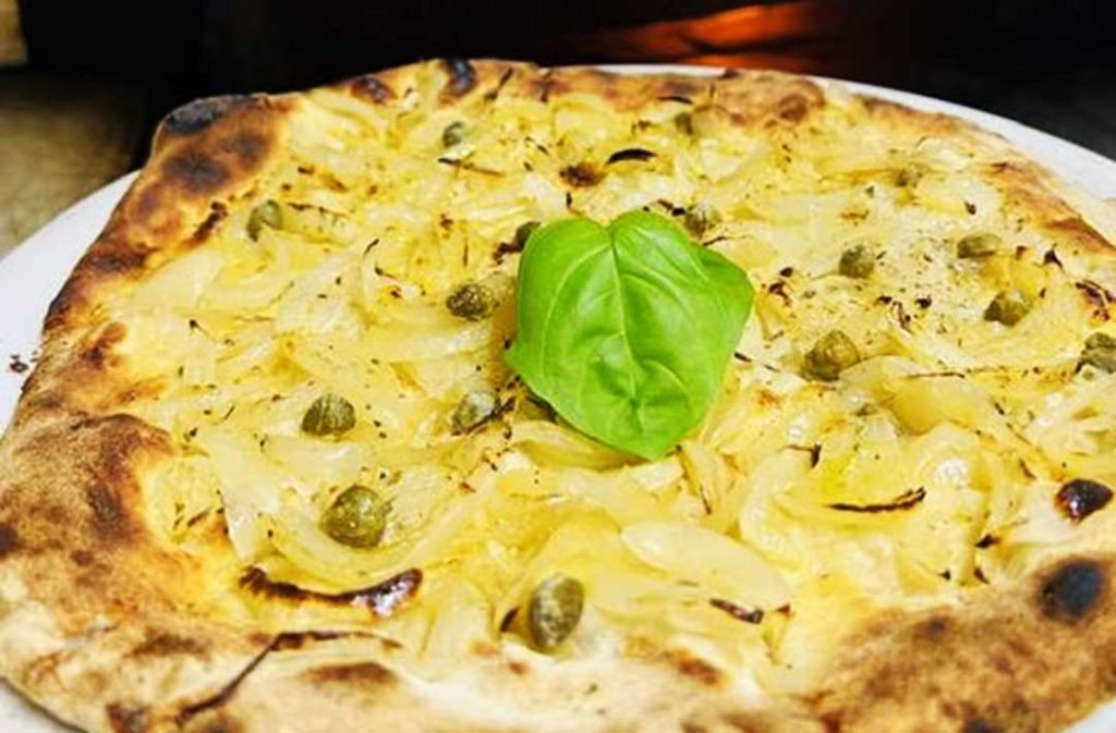 Pizza 100% vegetale servita da Paradiso pizzeria a Trequanda