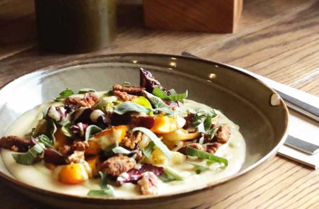 Zuppa vegana di verdure servita da Karls Kraut a Lucerna