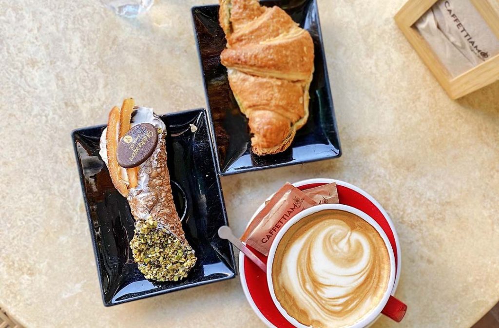 Cannolo siciliano vegano servito da Caffettiamo Vomero a Napoli