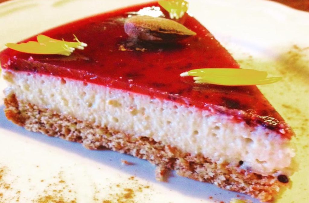 Cheesecake vegana servita da Il Melograno Nano a Barga