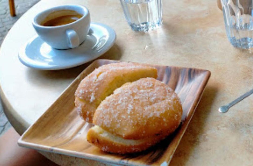 Krapfen vegano servito da Caffettiamo Vomero a Napoli