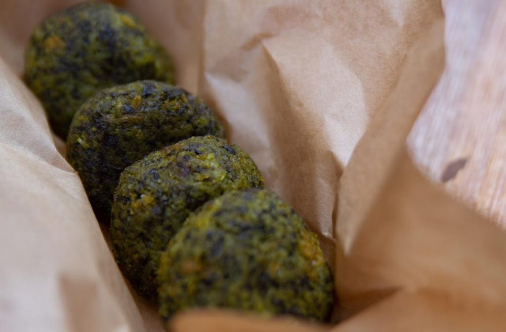 Polpette vegane di melanzane servite da OVEN Forno Vegetariano a Napoli