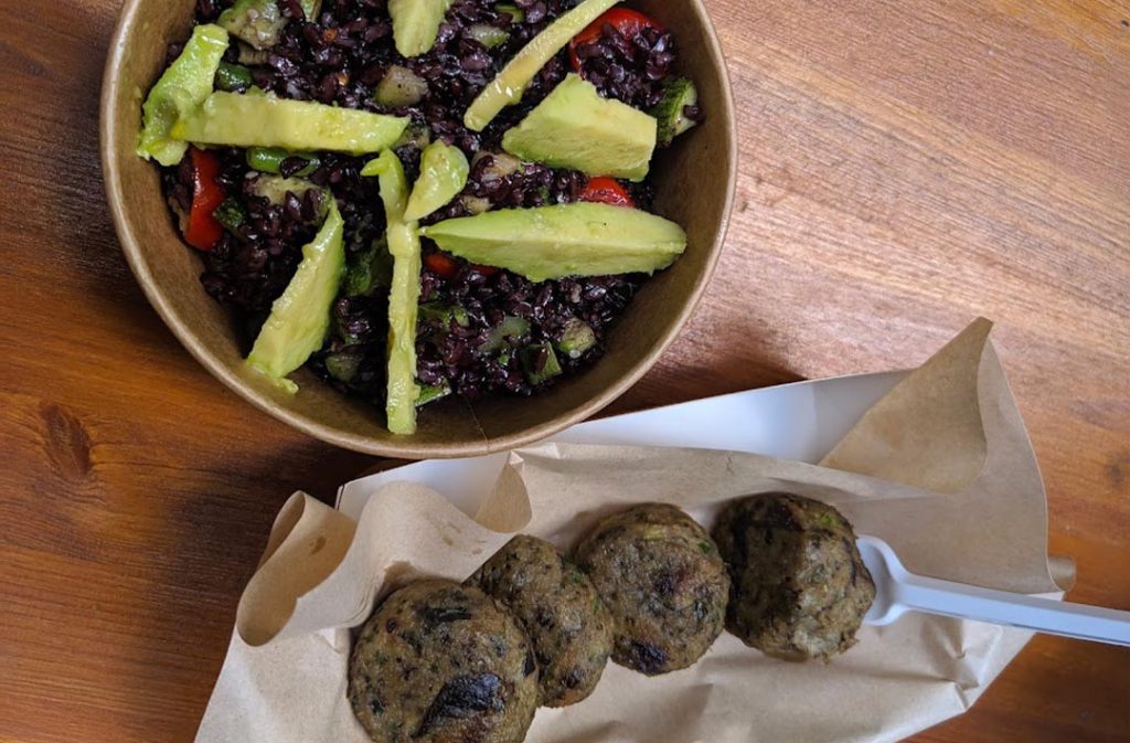 Riso con coste e avocado e polpette di melanzane servite da OVEN Forno Vegetariano a Napoli