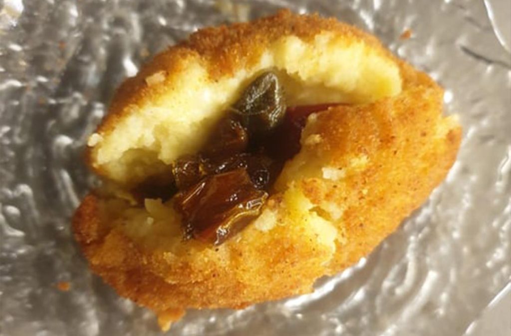 Crocchetta di patate servita da Isabella De Cham Pizza Fritta Napoli