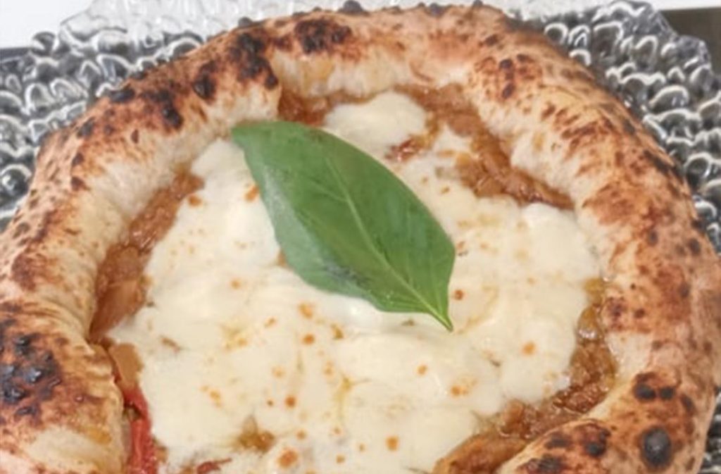 Pizza genovese vegana servita da Isabella De Cham Pizza Fritta Napoli