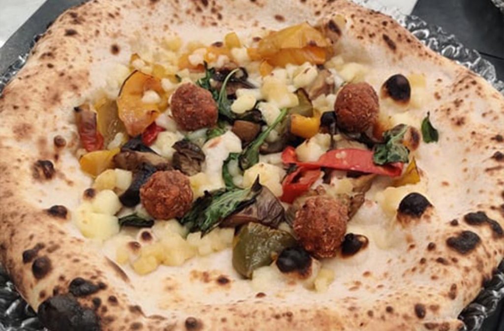 Pizza vegana con polpettine servita da Isabella De Cham Pizza Fritta Napoli