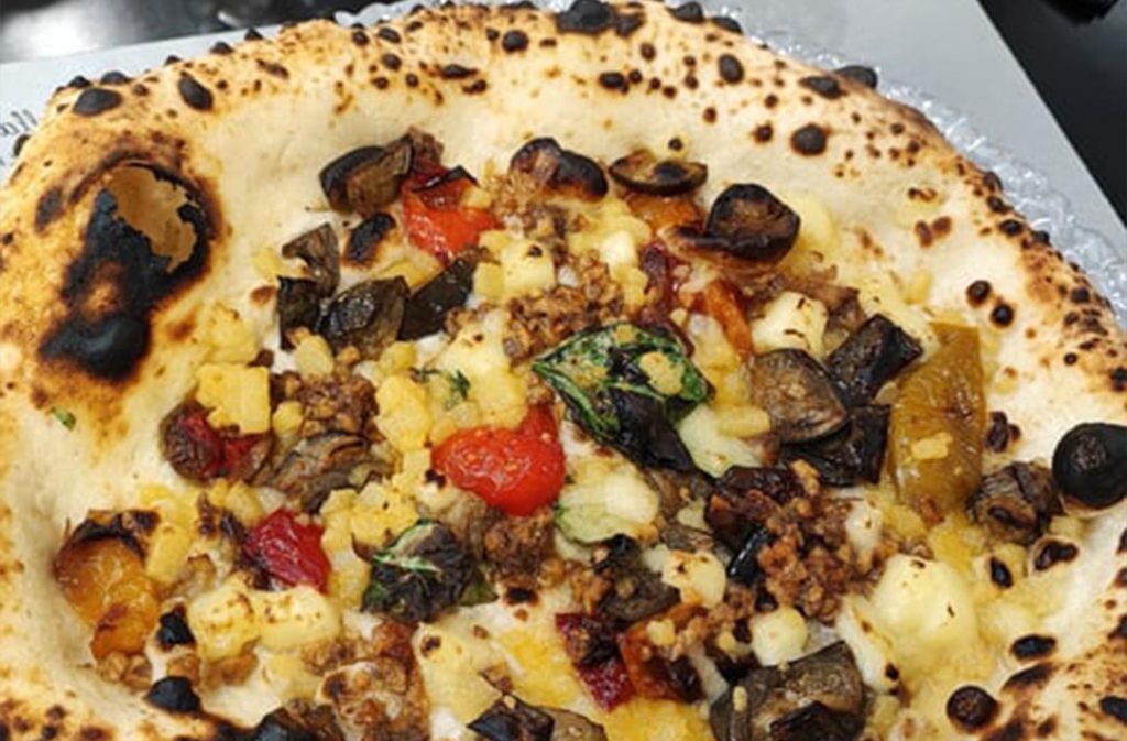 Pizza vegana friarielli e salsiccia servita da Isabella De Cham Pizza Fritta Napoli