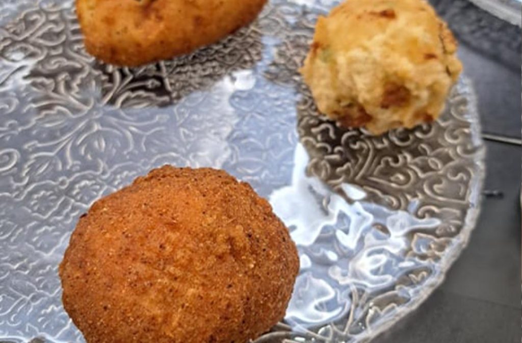 Tris di fritti vegani serviti da Isabella De Cham Pizza Fritta Napoli