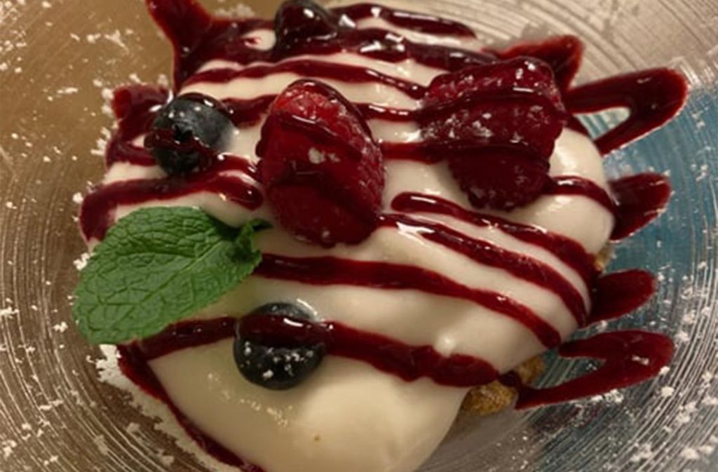Cheesecake ai frutti di bosco servita da Ora Ristorante a Firenze