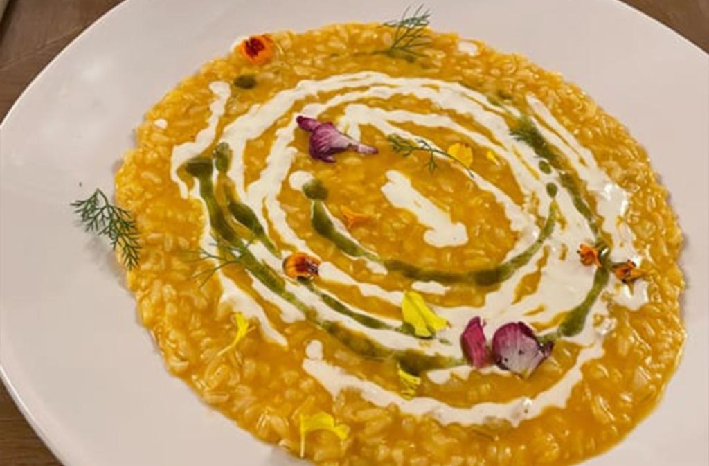 Risotto con crema di zucca preparato da Ora Ristorante a Firenze
