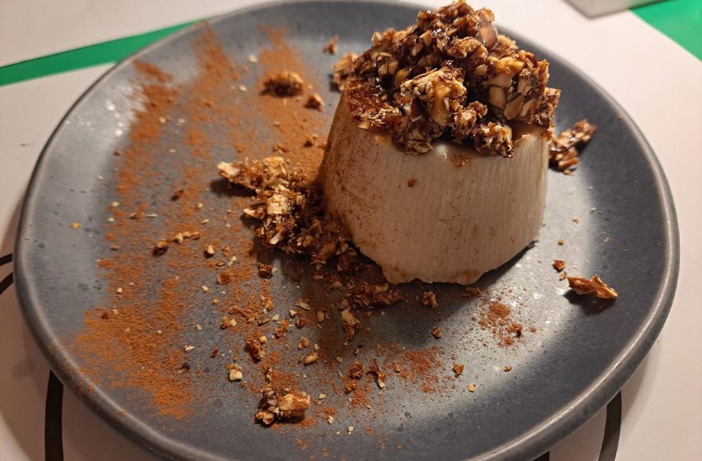Dessert vegano servito nel ristorante La Svolta a Bologna