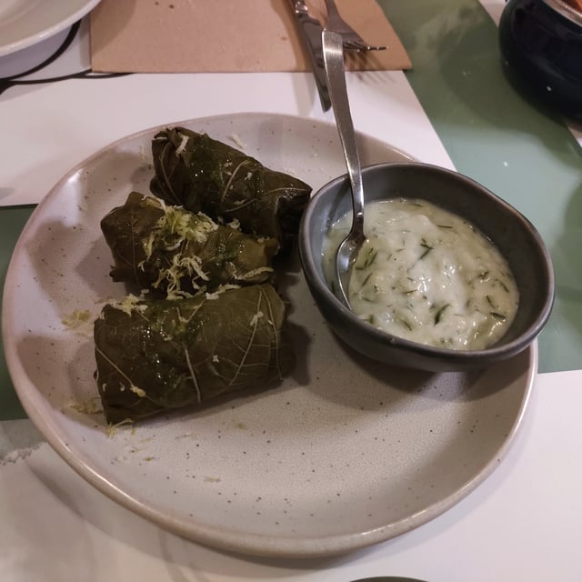 Tzatziki vegano servito nel ristorante La Svolta a Bologna