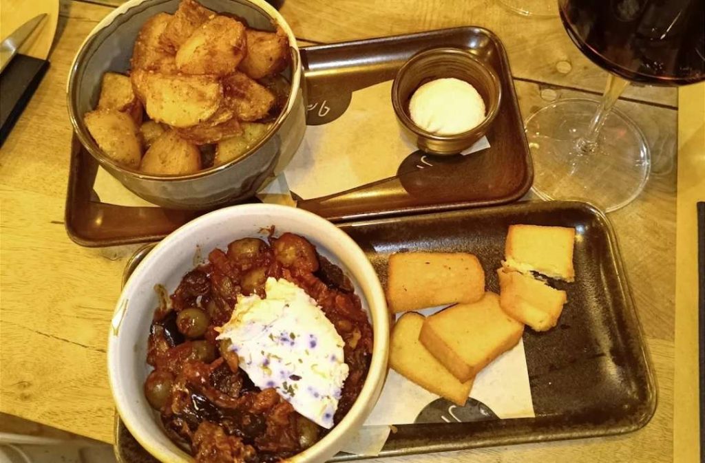 Caponata vegana e patate servite nel ristorante Turnè a Monza