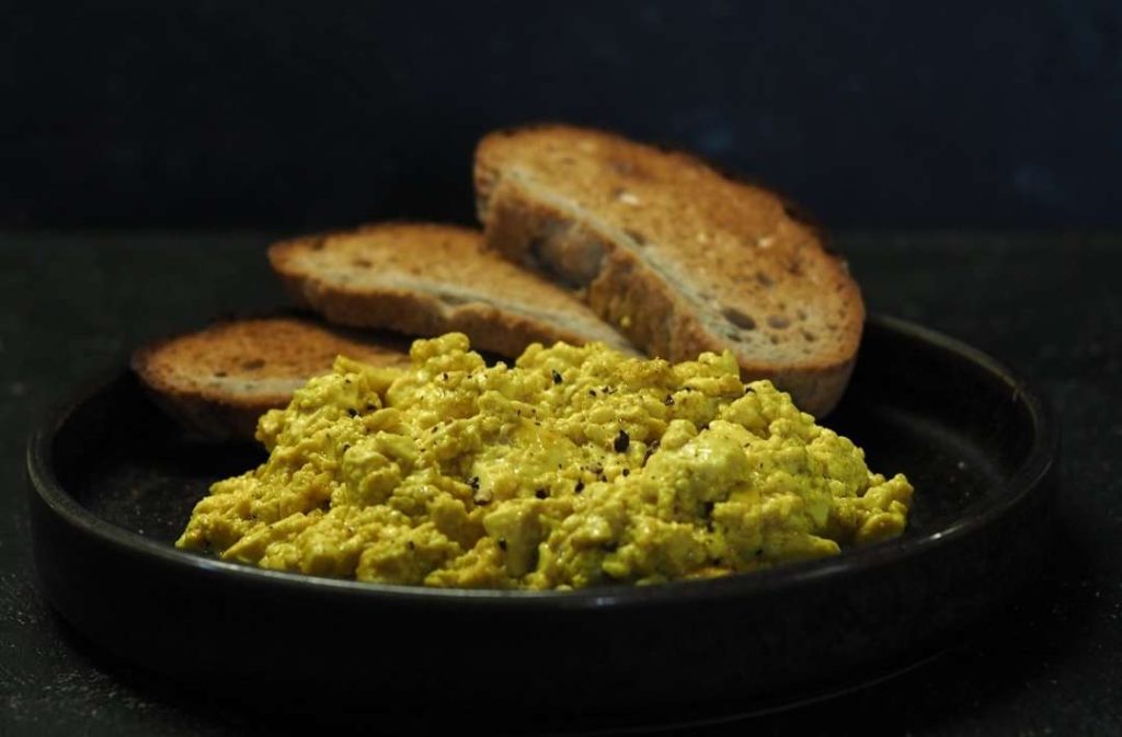 Tofu strapazzato con curcuma servito da ristorante Turnè a Monza