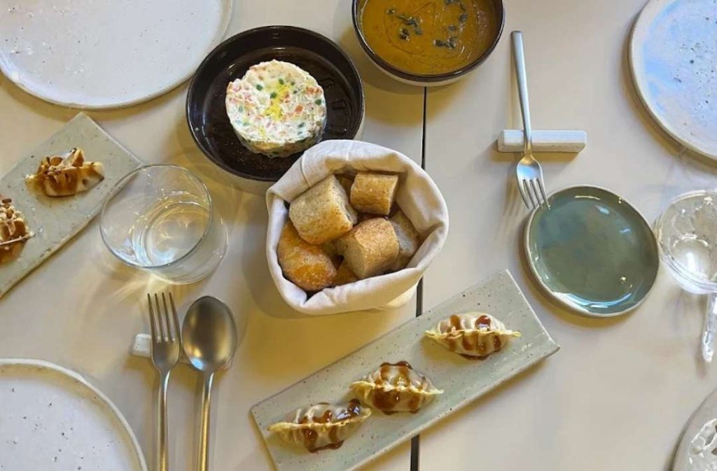 Antipasti serviti da Kora bistrot vegano a Cuneo