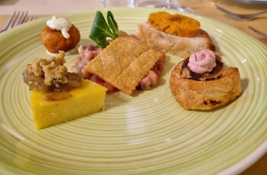 Antipasto vegetale preparato dall'agriturismo La Buona Terra a Cervarese Santa Croce