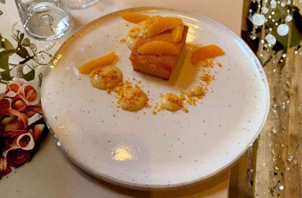 Dolce vegano servito da Kora bistrot a Cuneo