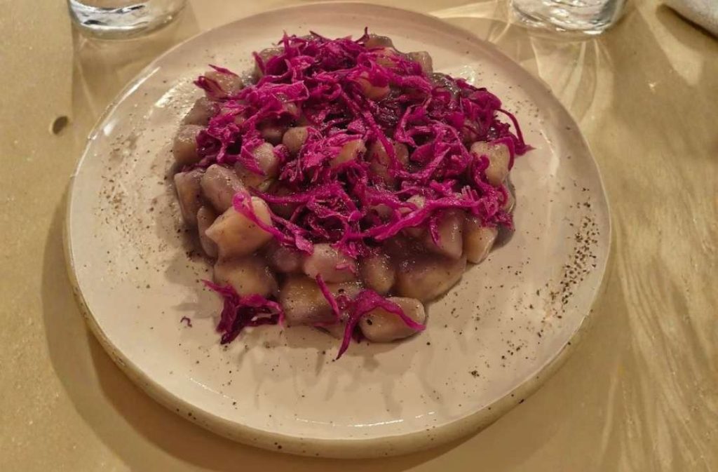 Gnocchi con rapa rossa preparati da Kora bistrot vegano a Cuneo