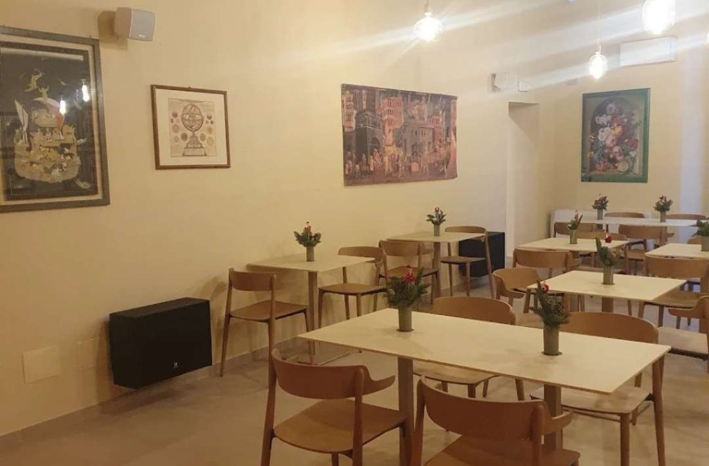 L'interno e la sala pranzo di Kora bistrot vegano a Cuneo