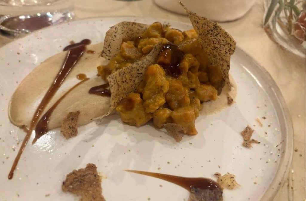 Primo piatto vegetale servito da Kora bistrot vegano a Cuneo