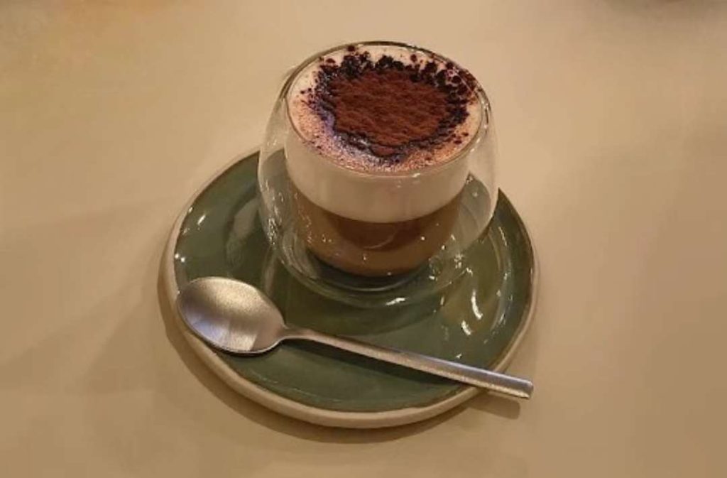 Tiramisù vegano servito da Kora bistrot vegano a Cuneo