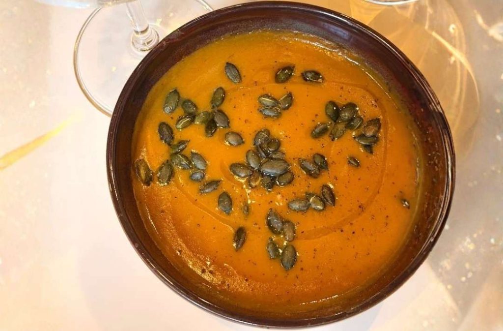Vellutata di zucca servita da Kora bistrot vegano a Cuneo