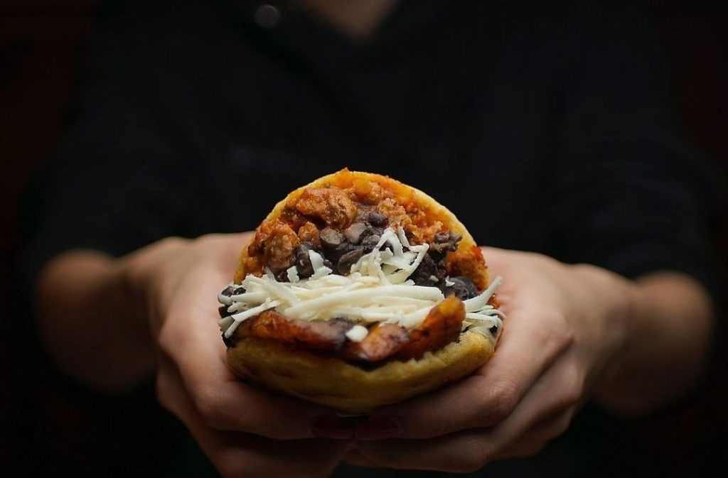 Arepa de pabellón servito nel ristorante El Rabipelao a Barcellona