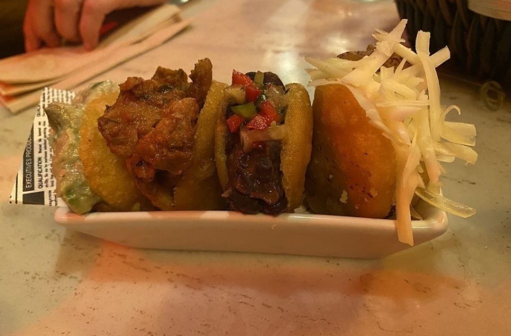 Arepitas ripieni serviti nel ristorante El Rabipelao a Barcellona