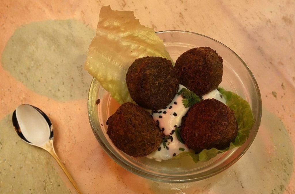 Falafel serviti nel ristorante El Rabipelao a Barcellona