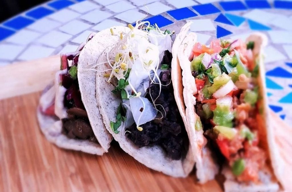 Tacos vegani serviti nel ristorante El Rabipelao a Barcellona
